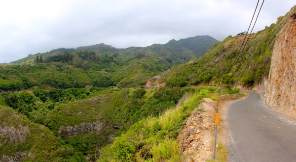 This Ultra Narrow Road In Hawaii Will Both Thrill And Terrify You