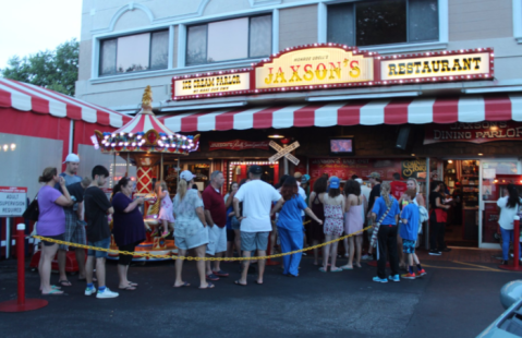 There's A Reason There's Always A Line At This One Ice Cream Parlor In Florida
