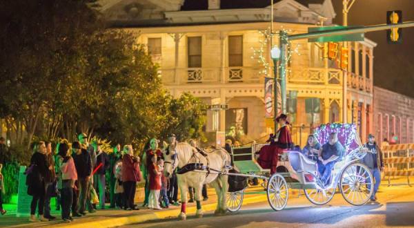 You Can’t Miss This Old World Dickens Festival In Texas This Holiday Season