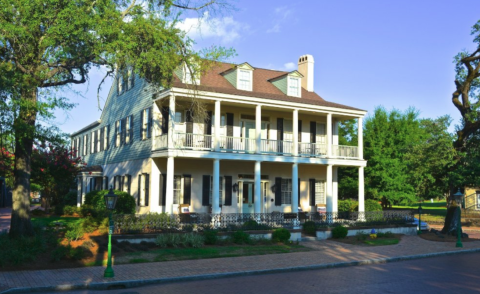 Book An Overnight Stay At This Haunted Alabama Inn For A Bone-Chilling Experience