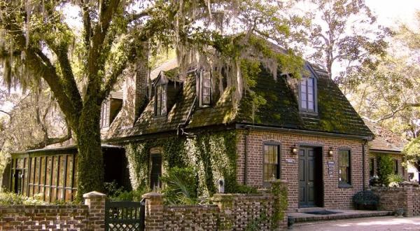 The Secluded Restaurant In South Carolina That Looks Straight Out Of A Storybook