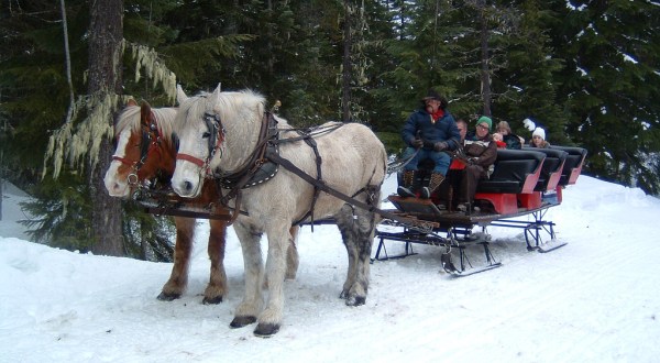 The Unforgettable Sleigh Ride Near Portland That Will Fill You With Holiday Magic