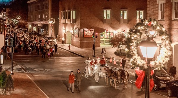 The Small Town In Virginia That Transforms Into An Enchanting Holiday Wonderland