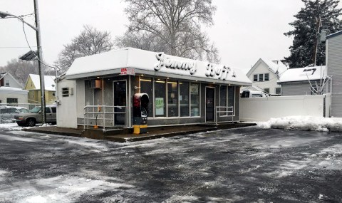 People Love The Hot Dogs From This New Jersey Restaurant So Much, They're Shipped All Over The Country