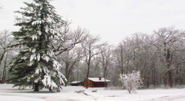 These Secluded Illinois Cabins Are Surrounded By Breathtaking Natural Attractions