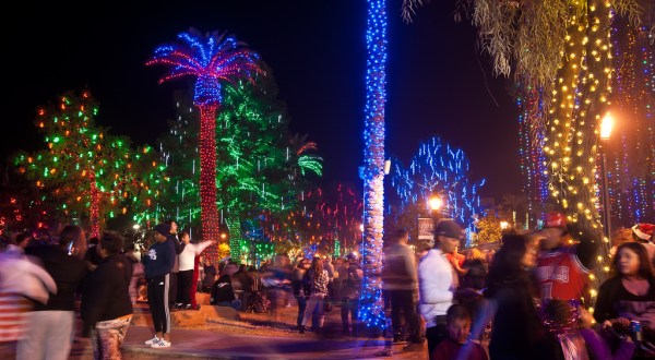 Here Are 8 Glittering Holiday Light Shows In Arizona That Will Cost You Next To Nothing To Attend