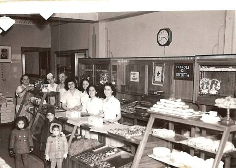 These 11 Historic Photos Show Philadelphia's Bakeries Like Never Before