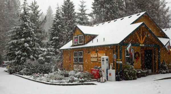 7 Enchanting Oregon Cabins Where You Can Watch The Snow Fall This Winter