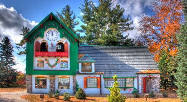 The Charming Small Town In Michigan Where Santas Flock Each Year