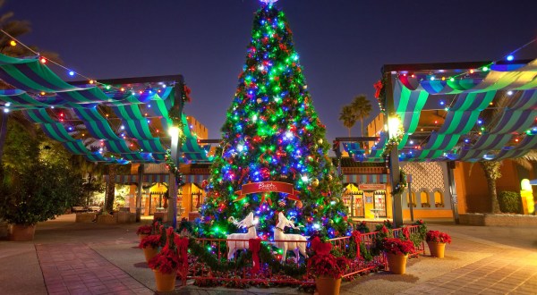 The Florida Amusement Park That Transforms Into A Winter Wonderland Every Year