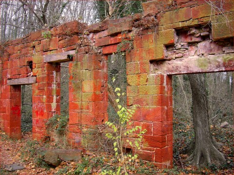 There's a An Amazing Story Behind These Ruins Near DC