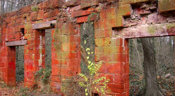 There’s a An Amazing Story Behind These Ruins Near DC