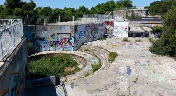 6 Staggering Photos Of An Abandoned Fort Hiding In Rhode Island