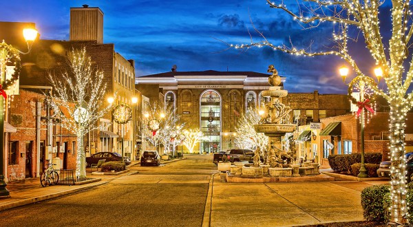 You’ll Want To Visit Tennessee’s Most Enchanting Christmas Town This Year
