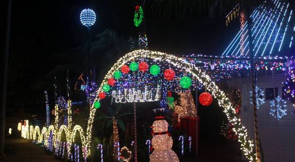 The Mesmerizing Christmas Display In Rhode Island With Over 75,000 Glittering Lights