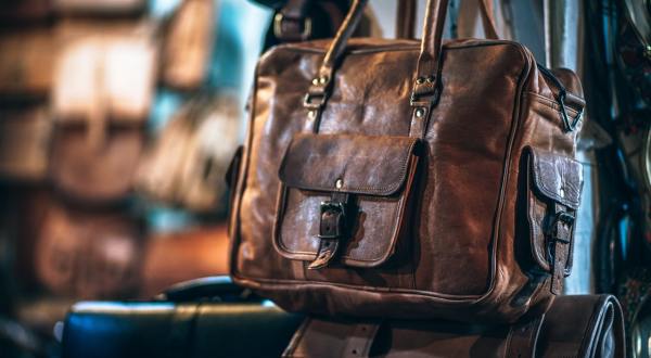 Here’s Why Traveling With Ugly Luggage Might Be A Really Smart Idea