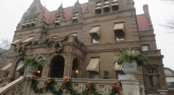 The Wisconsin Mansion That’s Even More Magnificent At Christmas Time