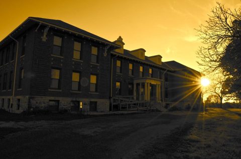 12 Staggering Photos Of An Abandoned Asylum Hiding In Iowa