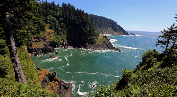 This Beautiful Hike On The Oregon Coast Will Lead You To A Spectacular Hidden Cove