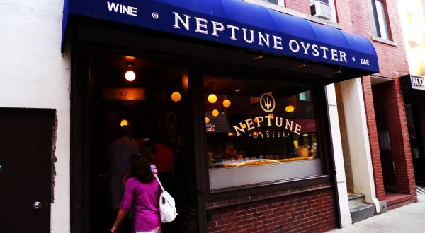 This Iconic Restaurant In Boston Just Might Serve The Best Lobster Roll In The Entire World