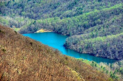 Virginia's Hidden Sapphire Lake Is Even More Breathtaking In The Winter