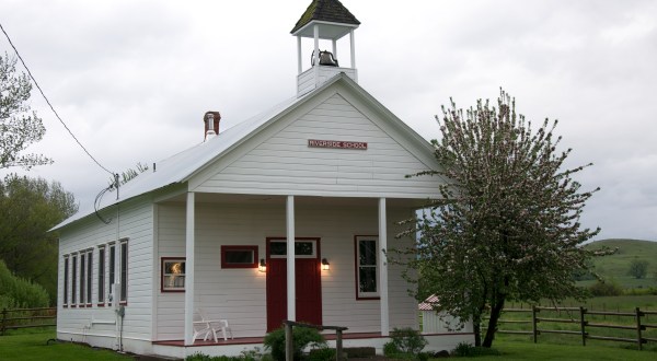 This Bed and Breakfast In Oregon Used To Be A Schoolhouse And It Belongs On Your Bucket List
