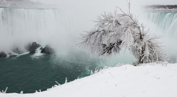 These 9 Photos Of A Frozen Niagara Falls Will Take Your Breath Away