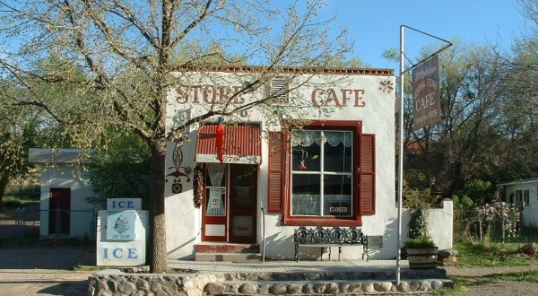 This Former Stagecoach Stop In New Mexico Serves Amazing Green Chile Cheeseburgers