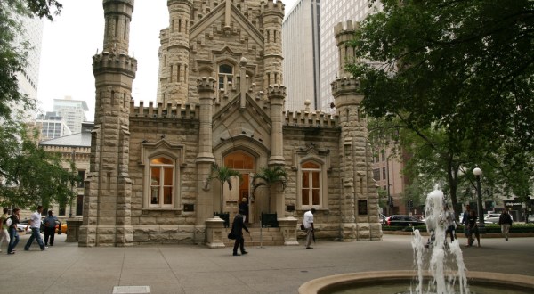 The Sinister Story Behind This Popular Chicago Water Tower Will Give You Chills