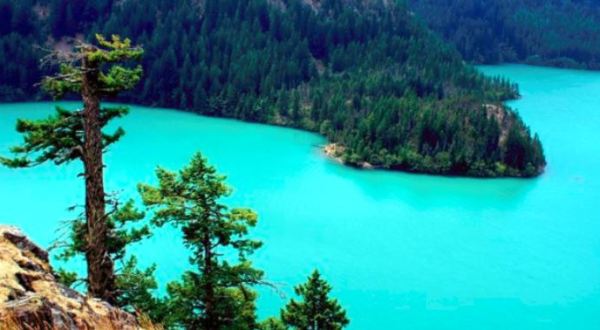 This Hidden Sapphire Lake Is One Of The Most Beautiful In The Whole Wide World