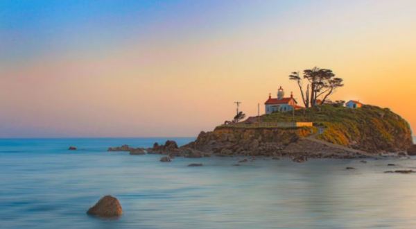 12 Gorgeous Coastal Lighthouses That Will Have You Dreaming Of Summer