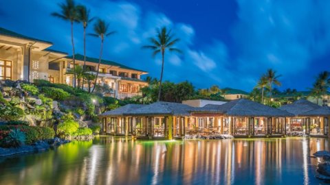 This Restaurant In Hawaii Is Surrounded By A Lagoon And Will Simply Enchant You