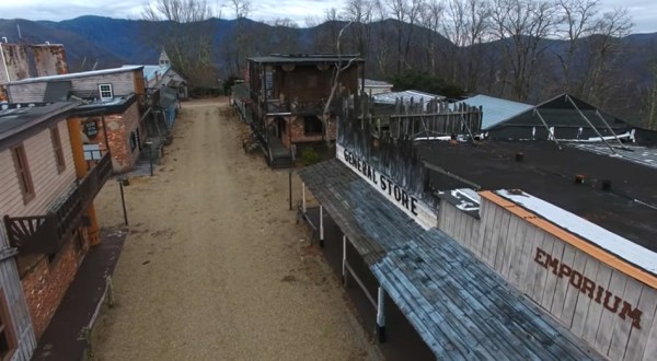 Everyone In North Carolina Should See What’s Inside The Gates Of This Abandoned Theme Park