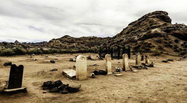 The Story Behind This Ghost Town Cemetery In Utah Will Chill You To The Bone