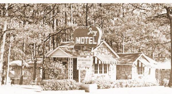 Few People Know The Full Story Behind This Little Retro Motel In Arkansas