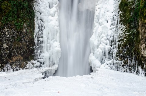 These 9 Photos Of A Frozen Multnomah Falls Will Take Your Breath Away