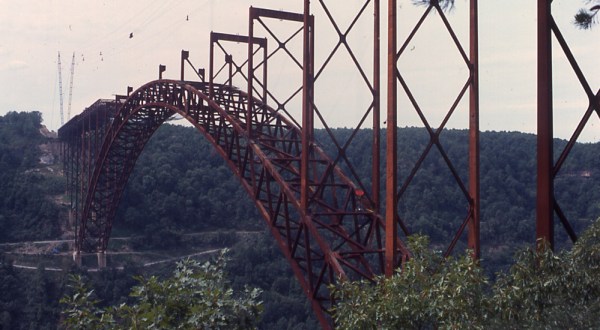 5 Rare Photos Taken During The New River Gorge Bridge Construction That Will Simply Astound You