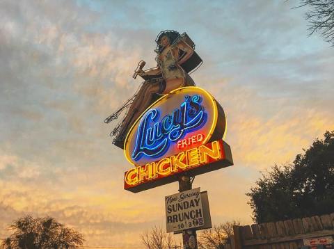 This Retro Restaurant In Austin Serves The Yummiest Fried Chicken You've Ever Tried
