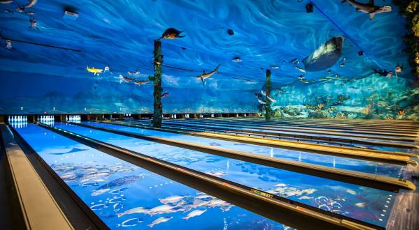 This One-Of-A-Kind Ocean Themed Restaurant And Bowling Alley In Iowa Is Insanely Fun