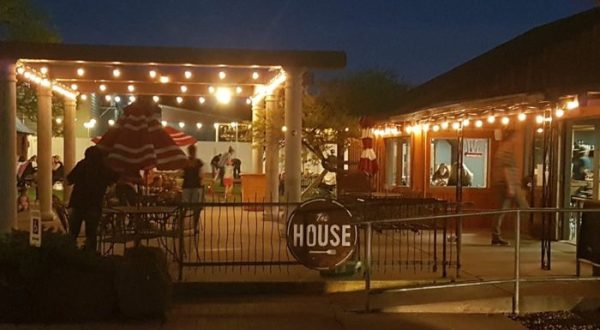 The One Of A Kind Restaurant In Arizona That’s Fun For The Whole Family