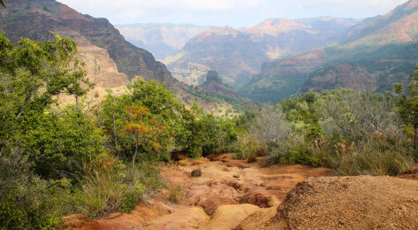 This Enchanting Hike Takes You Straight Through Hawaii’s Very Own Grand Canyon