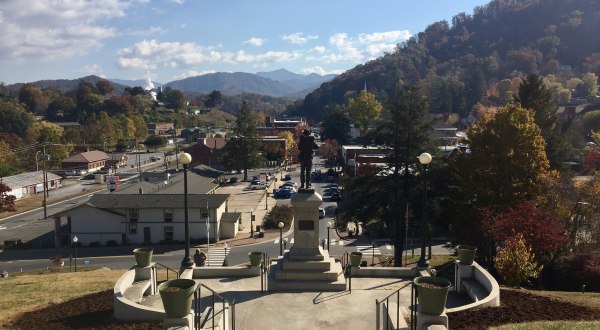 The One Town In North Carolina With A Picture Perfect View Of The Smoky Mountains