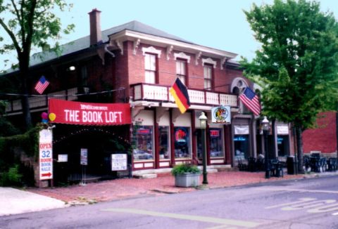There’s A 32-Room Bookstore In Ohio Called The Book Loft And It’s A Bookworm’s Happy Place