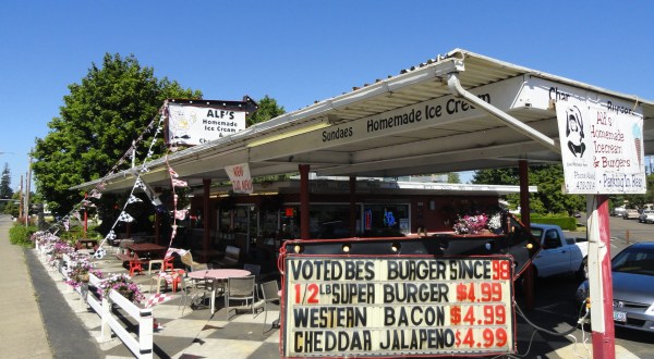 This Old-Fashioned Oregon Burger Joint Has A Monkey And You’ll Want To Visit