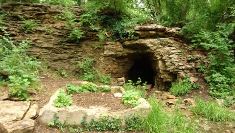 Hiking To This Aboveground Cave Near Kansas City Will Give You A Surreal Experience
