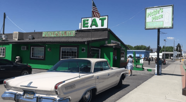 Everyone Goes Nuts For The Hamburgers At This Nostalgic Eatery In Idaho