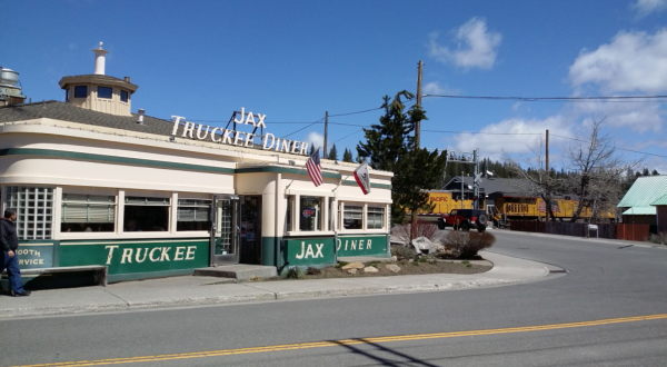 You Can Watch Trains While Eating At This Old School Diner In Northern California