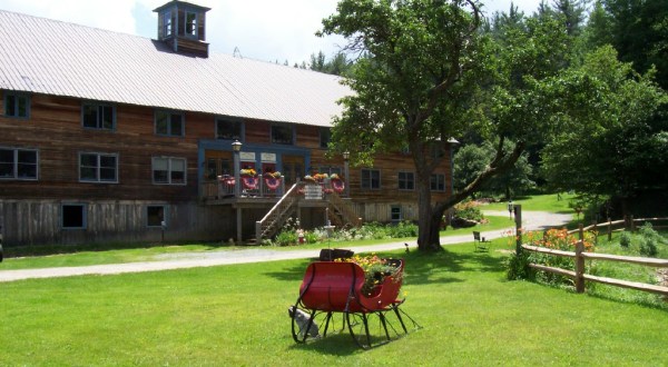 Everyone In Vermont Should Visit This Amazing Antique Barn At Least Once