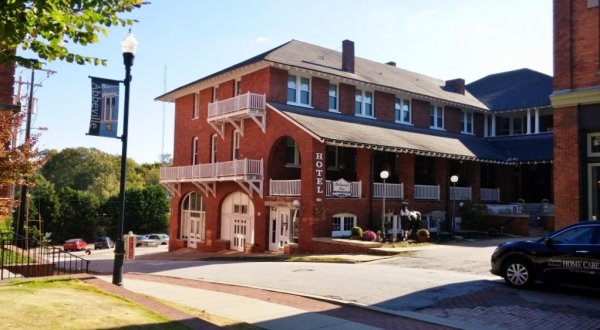 The History Behind This Small Town Hotel In South Carolina Is Both Eerie And Fascinating