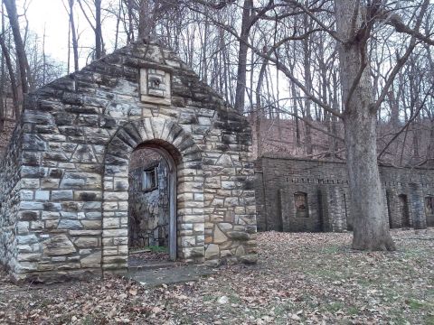 The Spooky Missouri Hike That Will Lead You Somewhere Deserted
